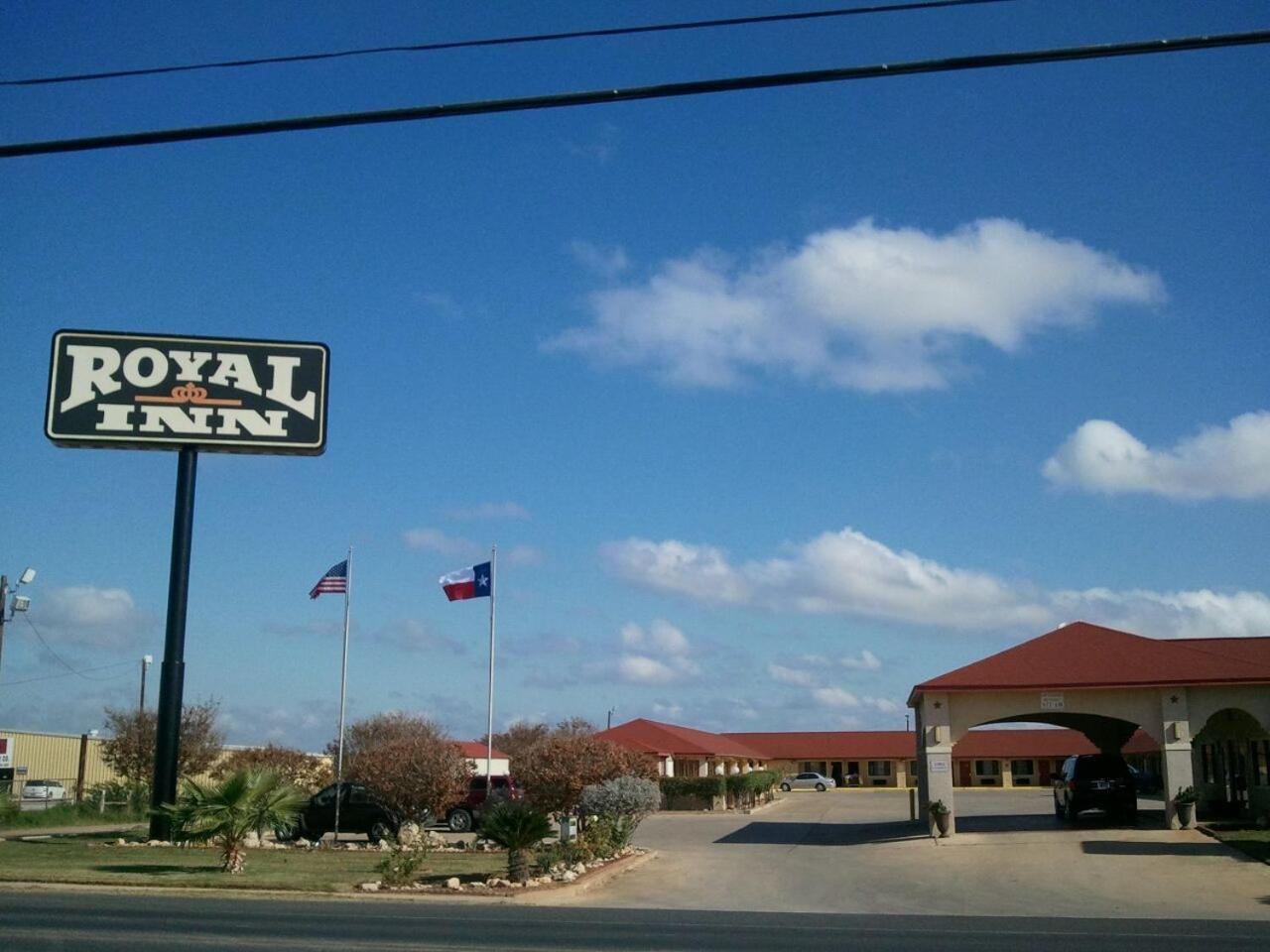 Royal Inn Pearsall Exterior photo