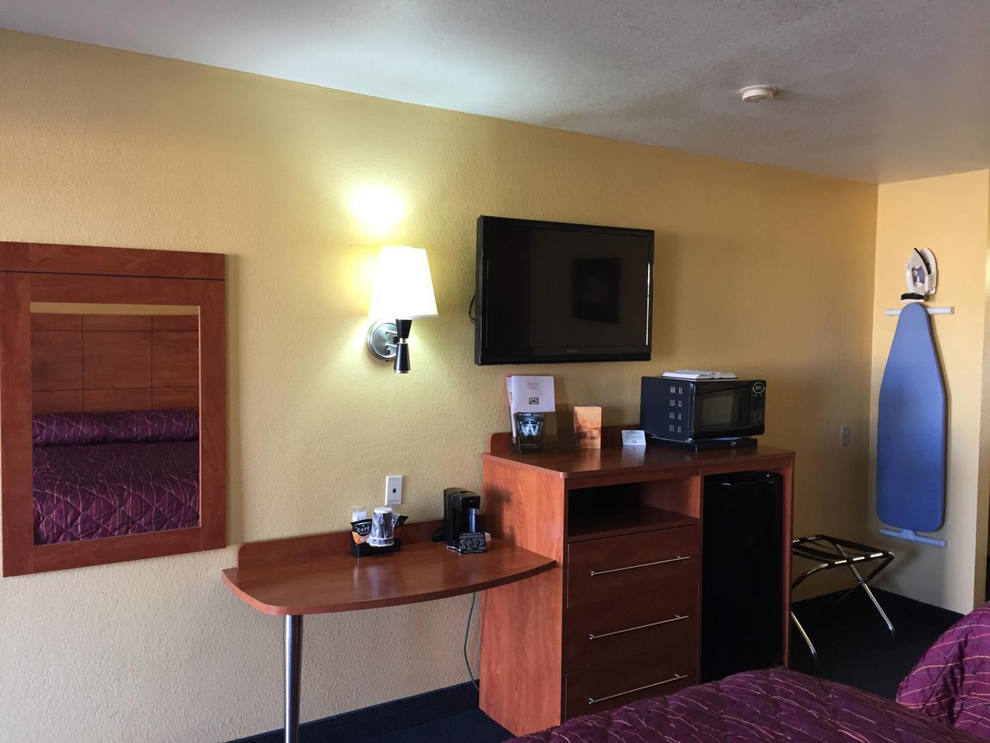 Royal Inn Pearsall Room photo