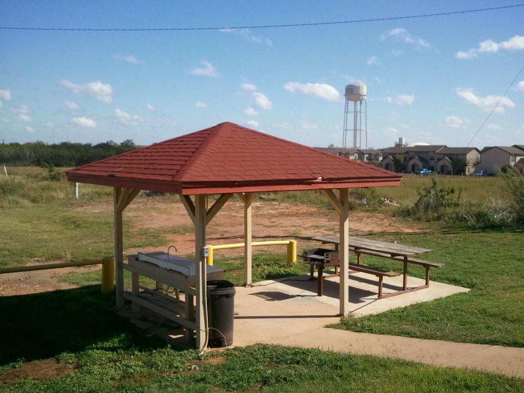 Royal Inn Pearsall Exterior photo