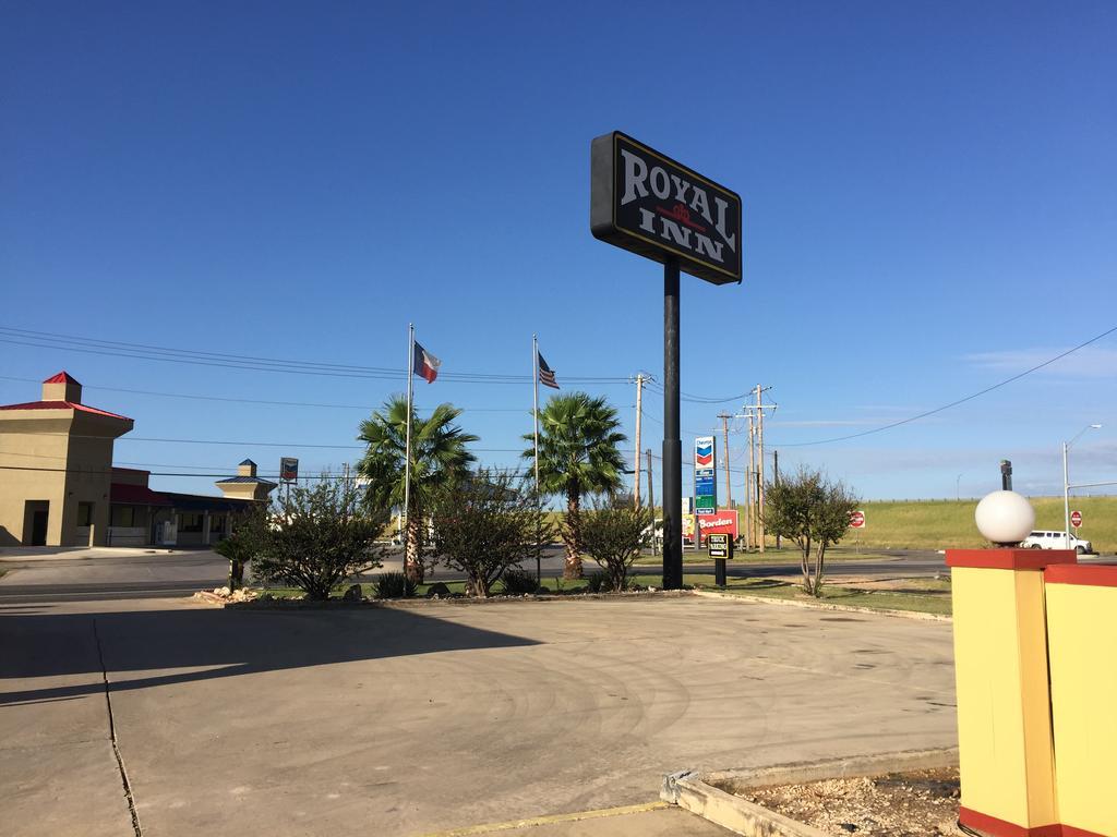 Royal Inn Pearsall Exterior photo