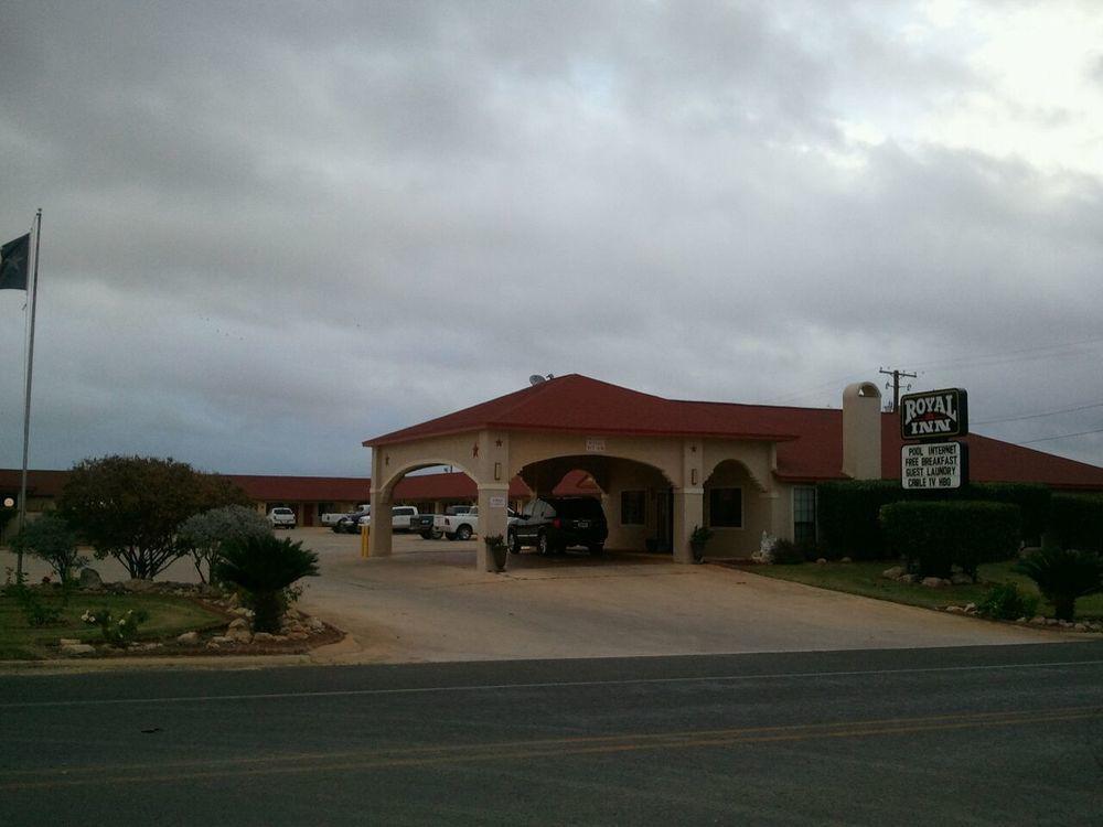 Royal Inn Pearsall Exterior photo