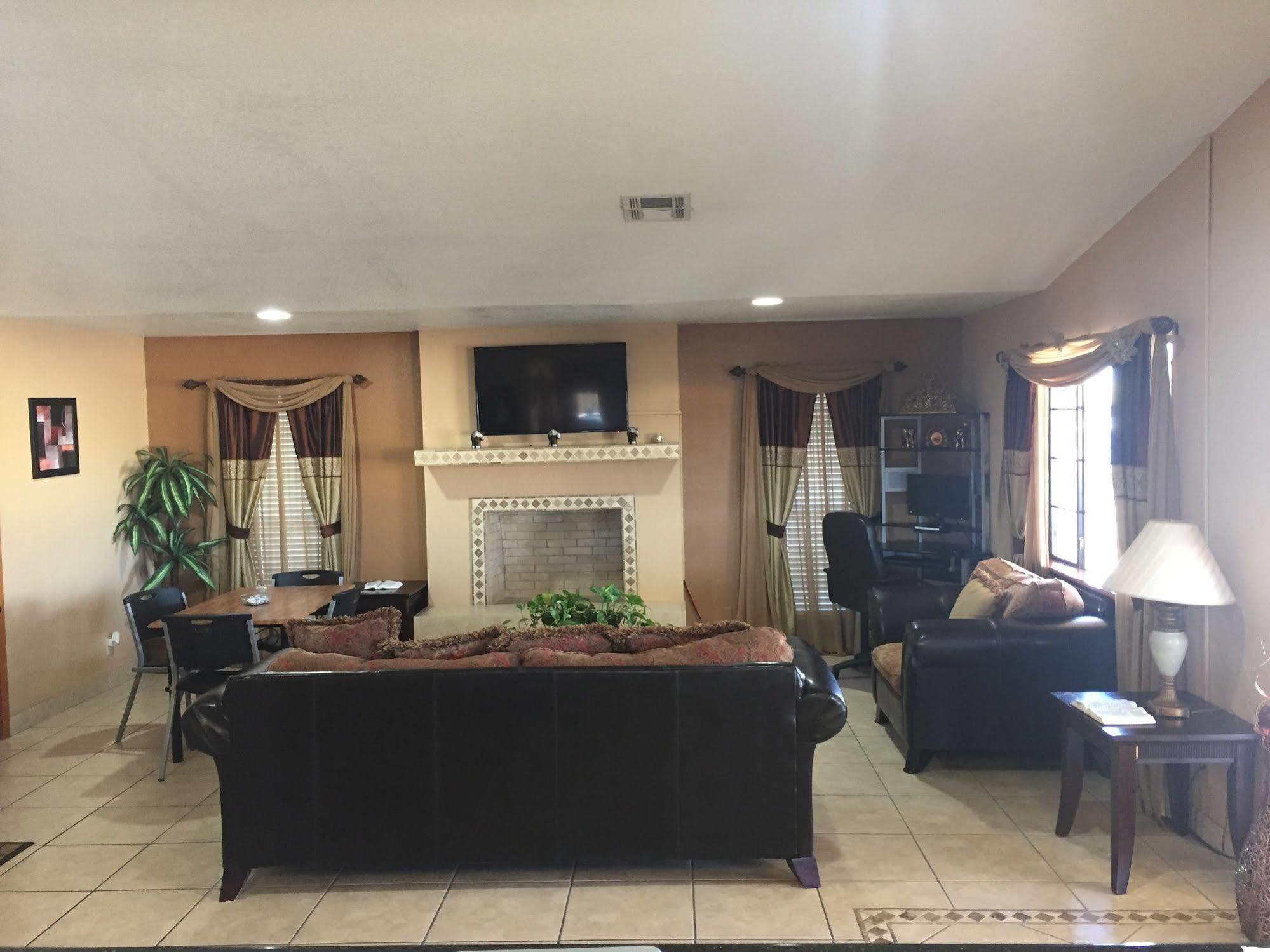 Royal Inn Pearsall Exterior photo