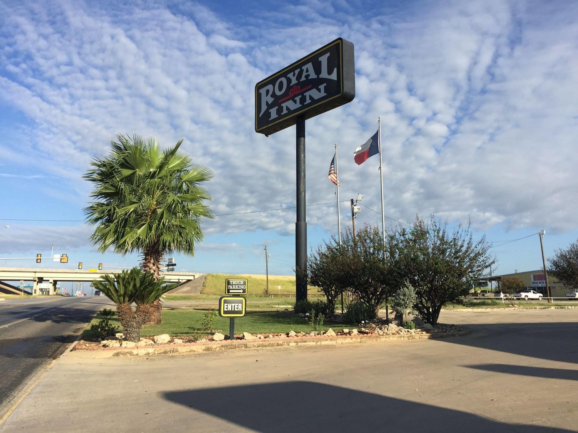 Royal Inn Pearsall Exterior photo